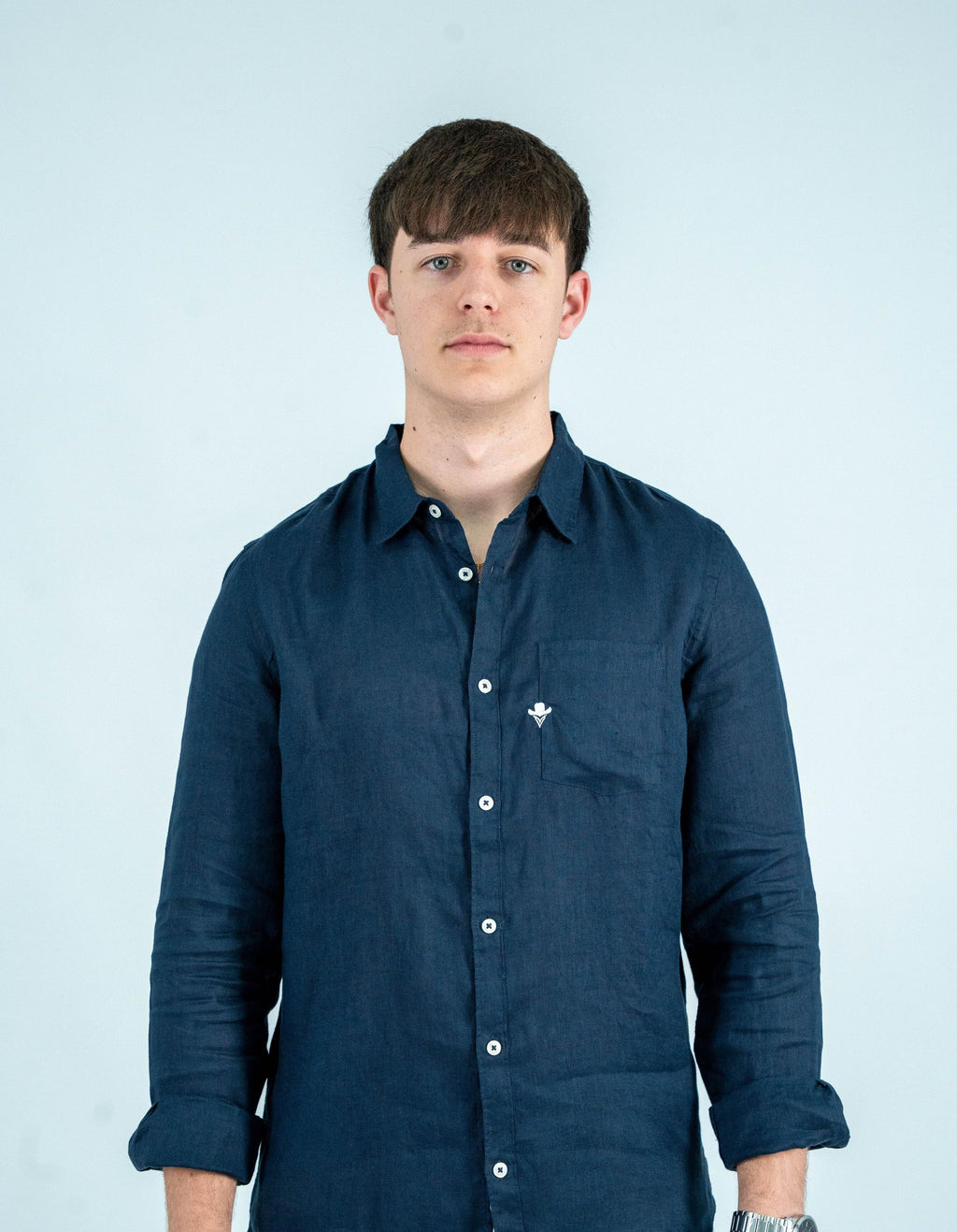 Camisa lino bolsillo bordado marina ( disponible en tienda física )