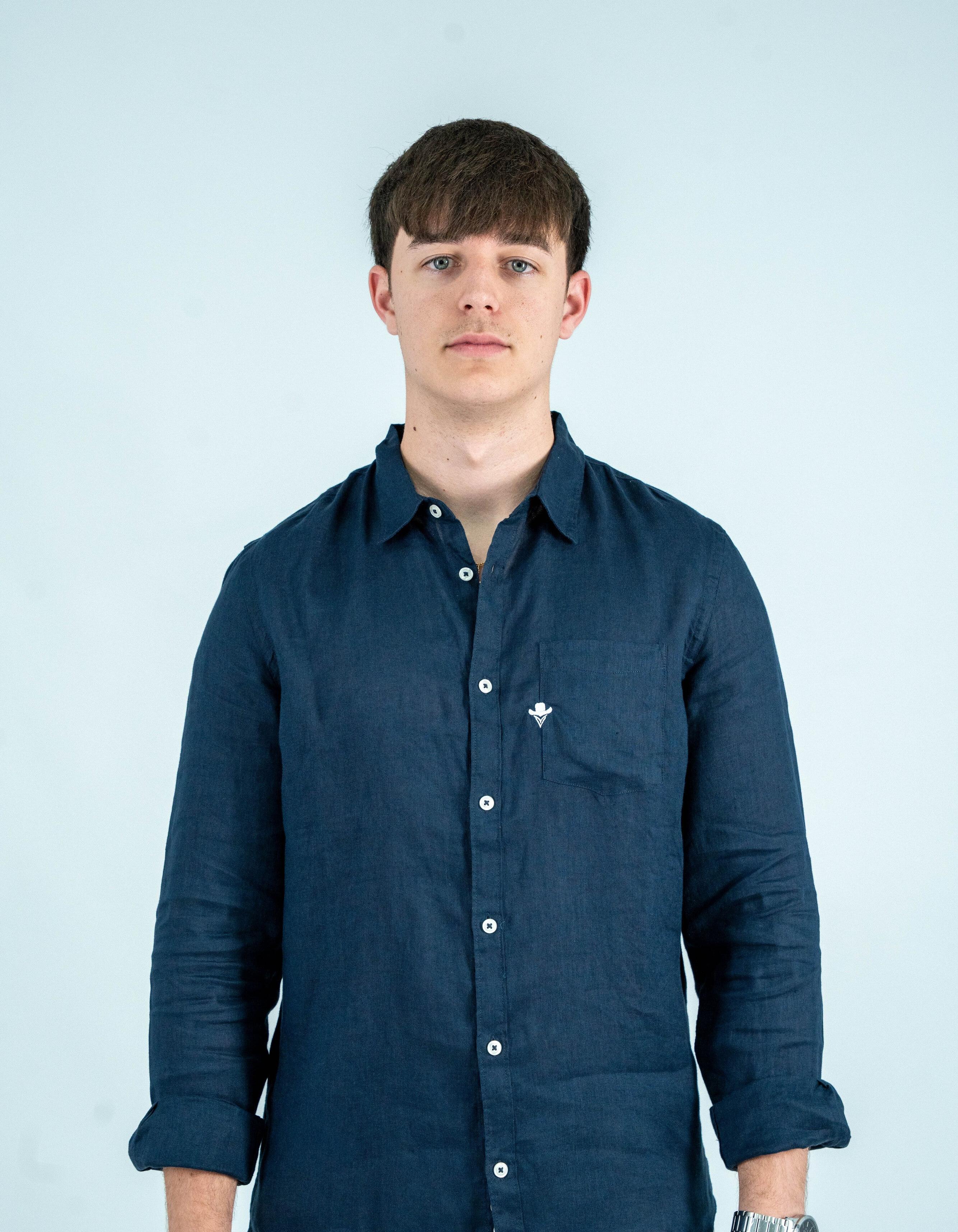 Camisa lino bolsillo bordado marina ( disponible en tienda física )