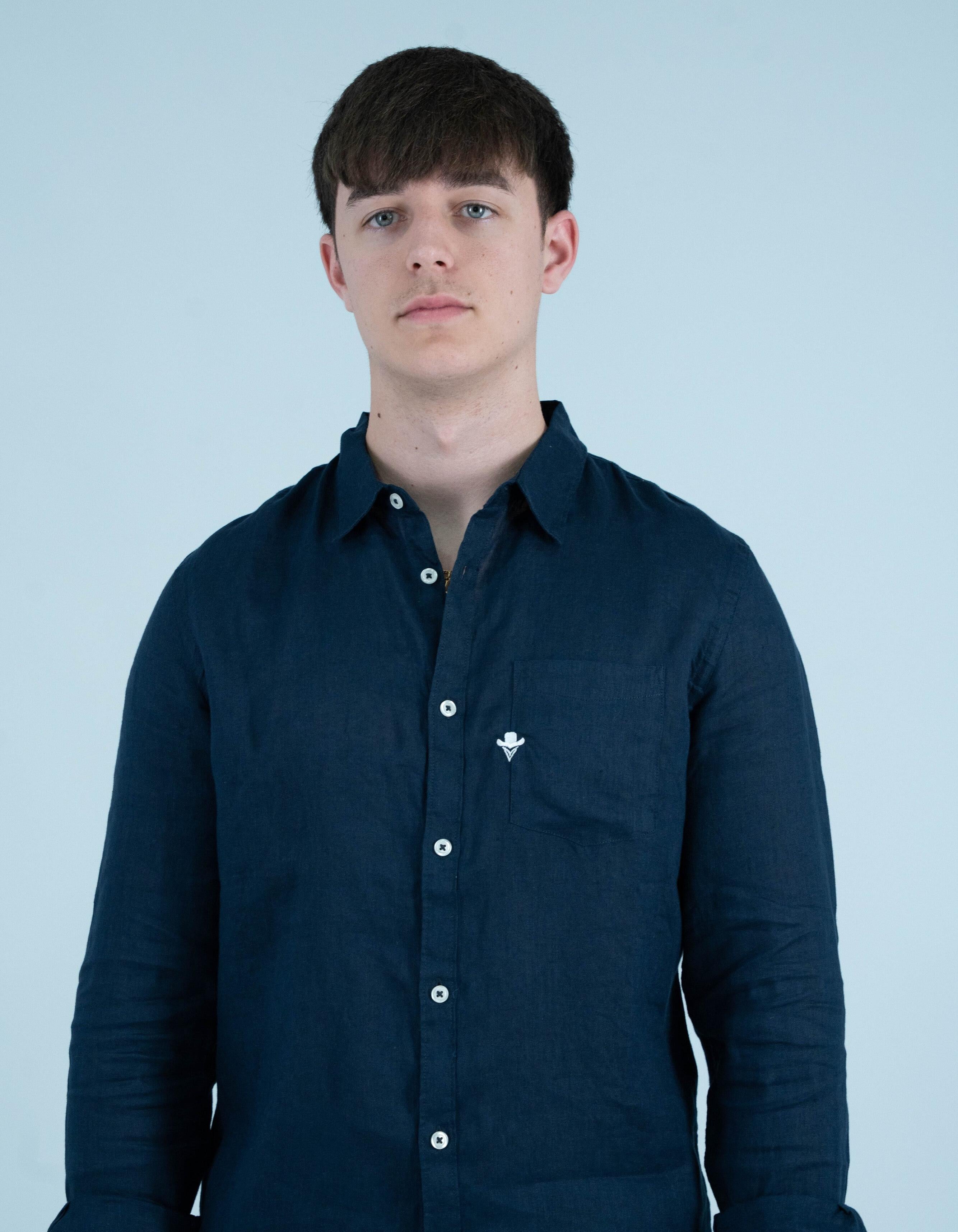 Camisa lino bolsillo bordado marina ( disponible en tienda física )
