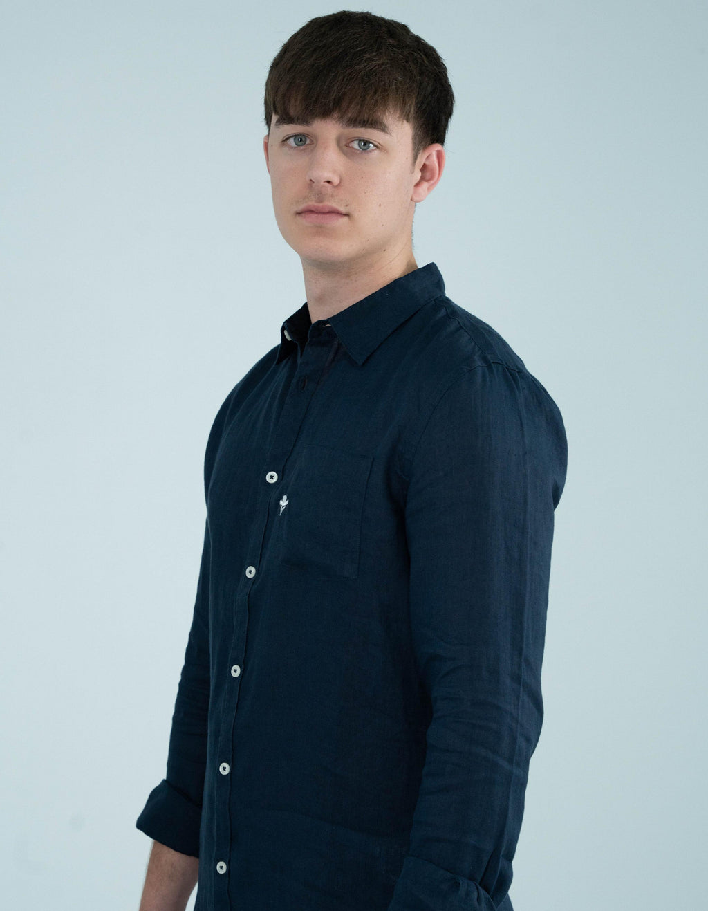 Camisa lino bolsillo bordado marina ( disponible en tienda física )