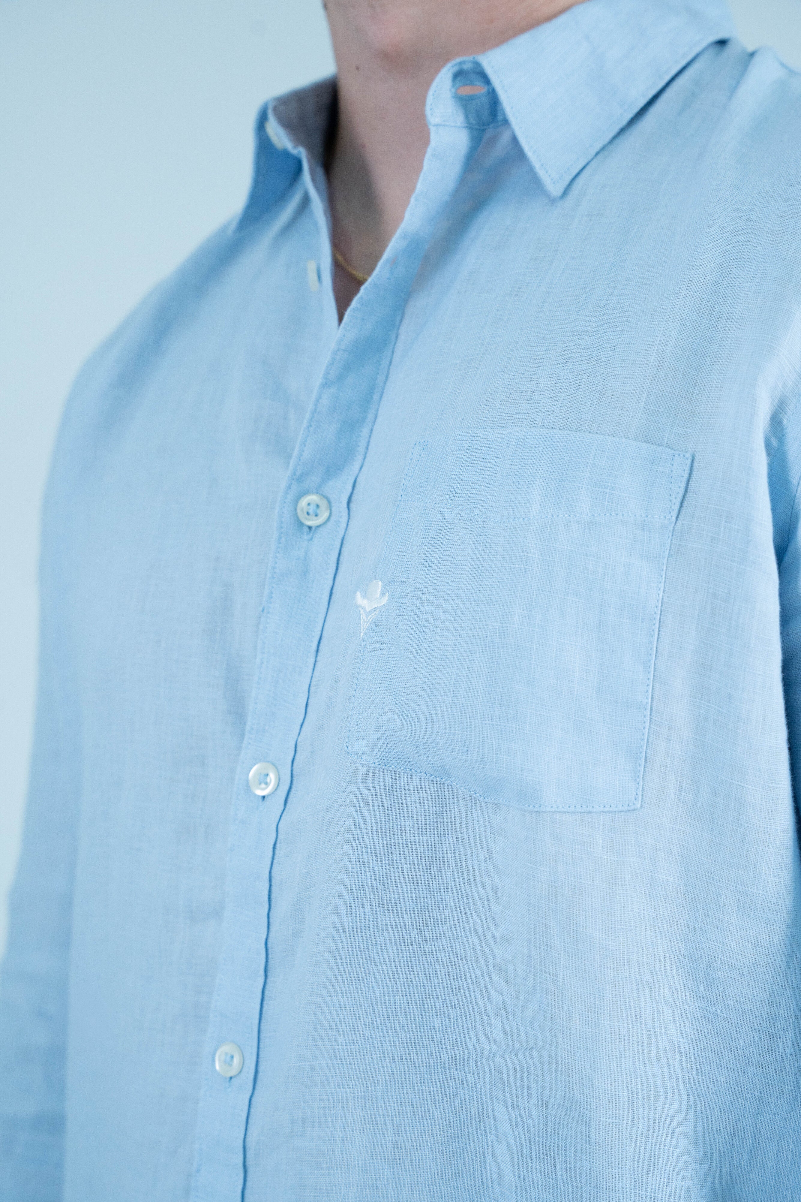 Camisa lino bolsillo bordado