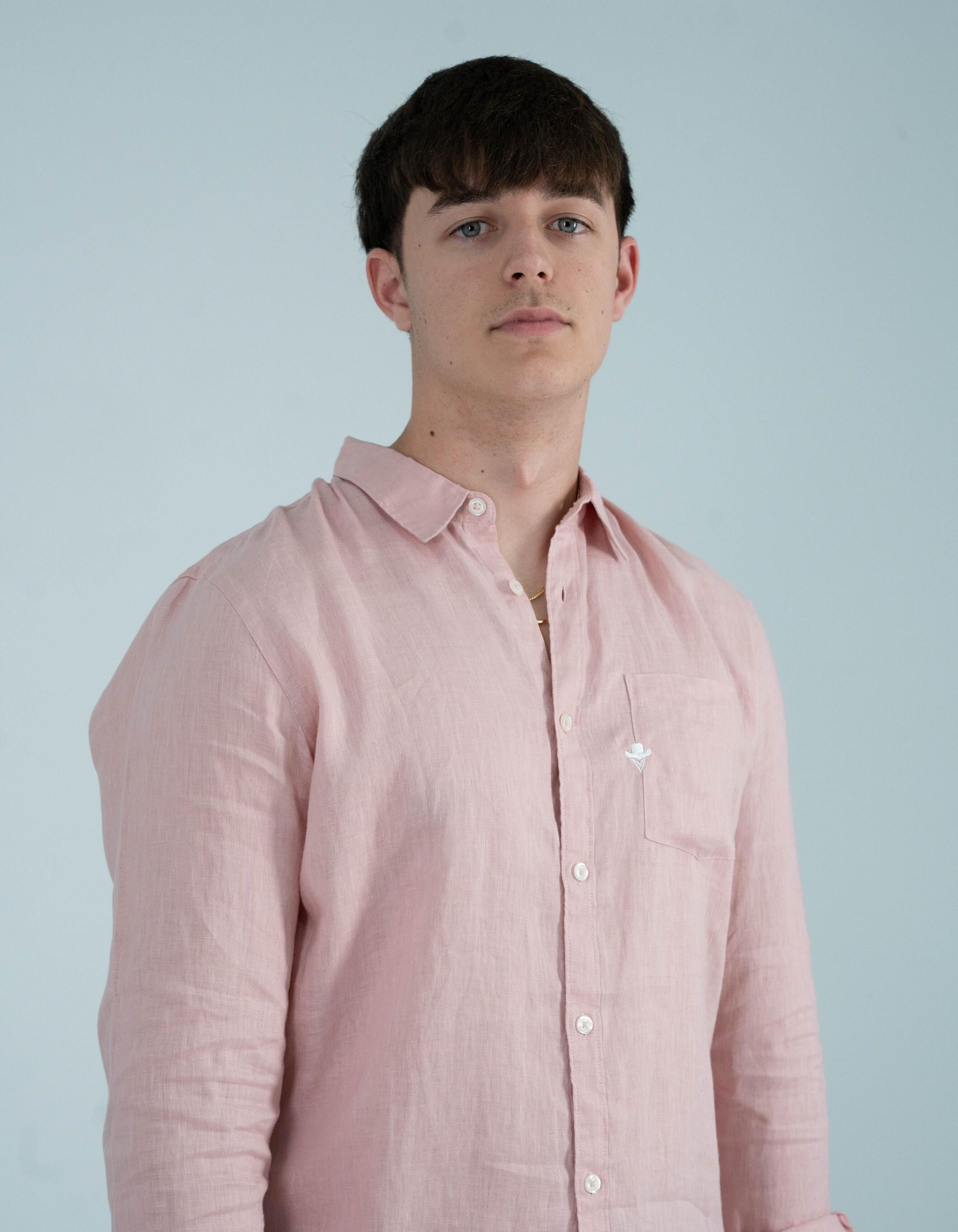 Camisa lino bolsillo rosa ( disponible en tienda física )
