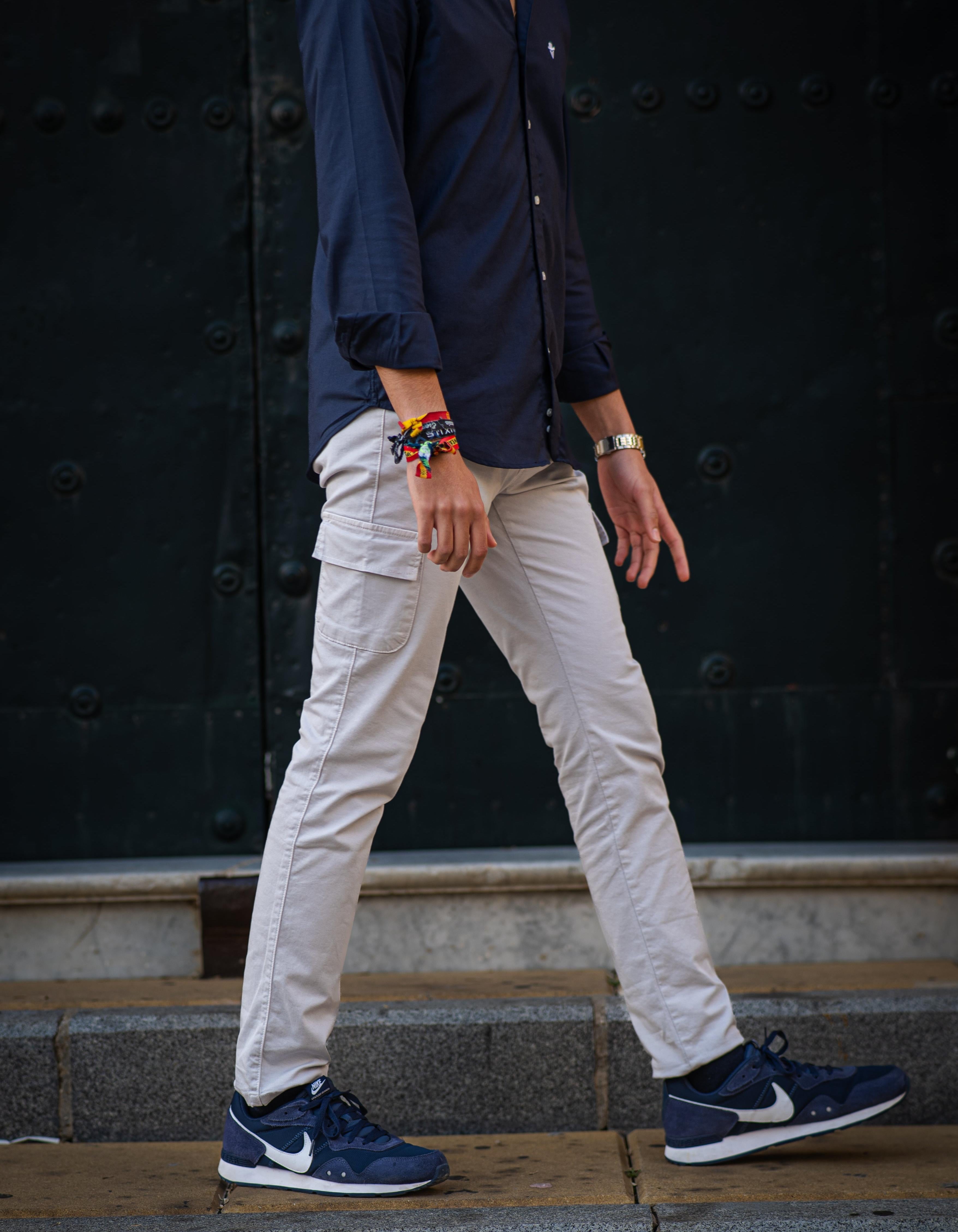 Pantalón bolsillos gris pela