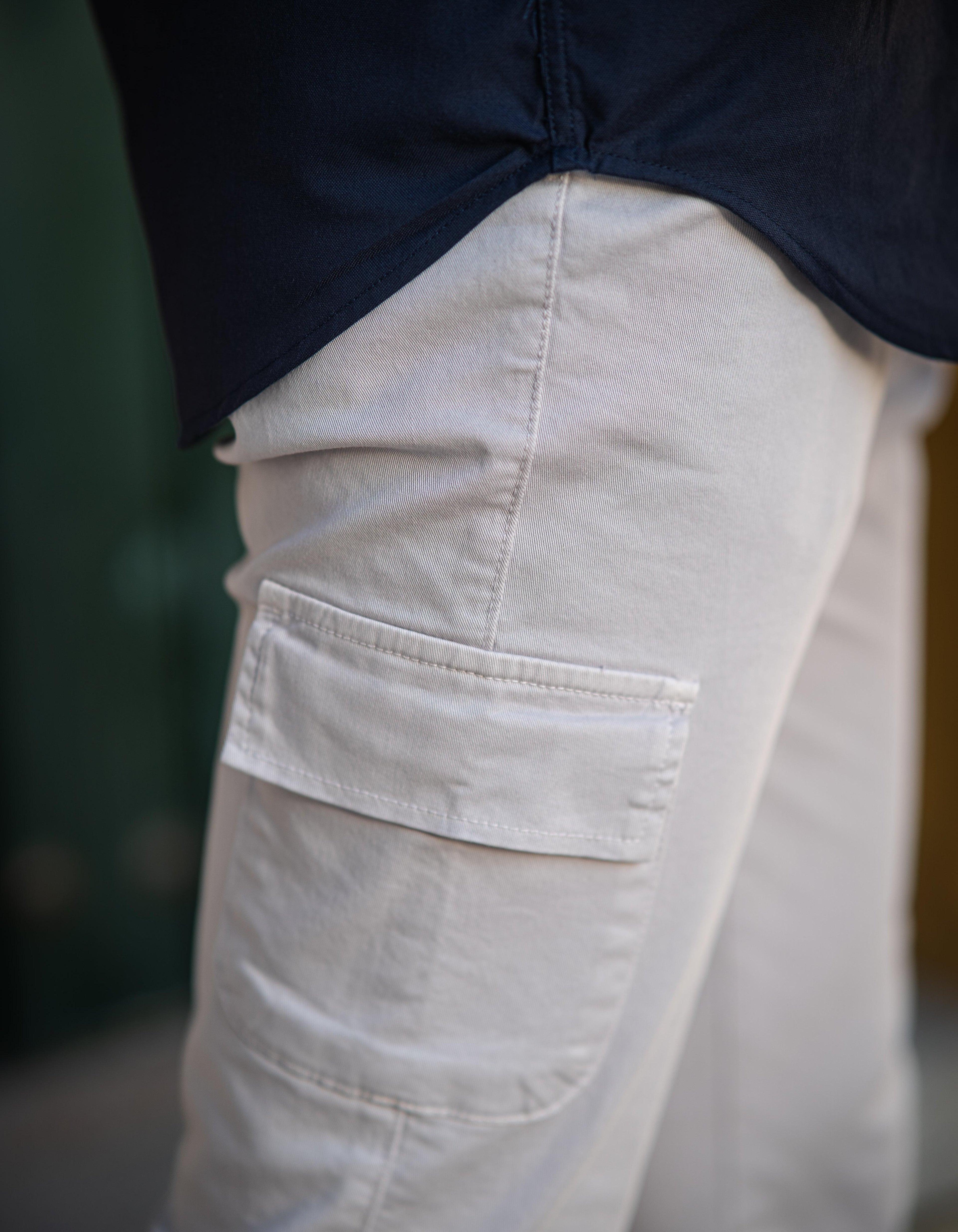 Pantalón bolsillos gris pela